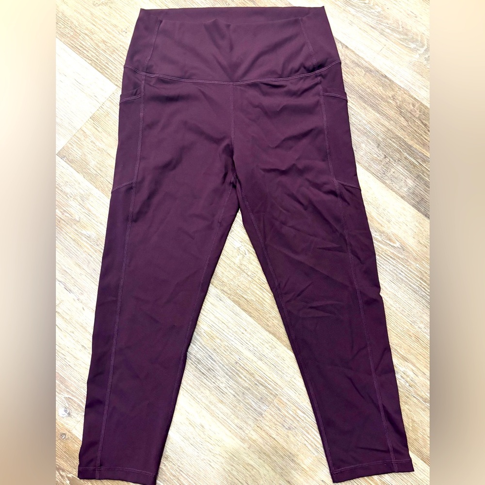 Women's Burgundy capris
